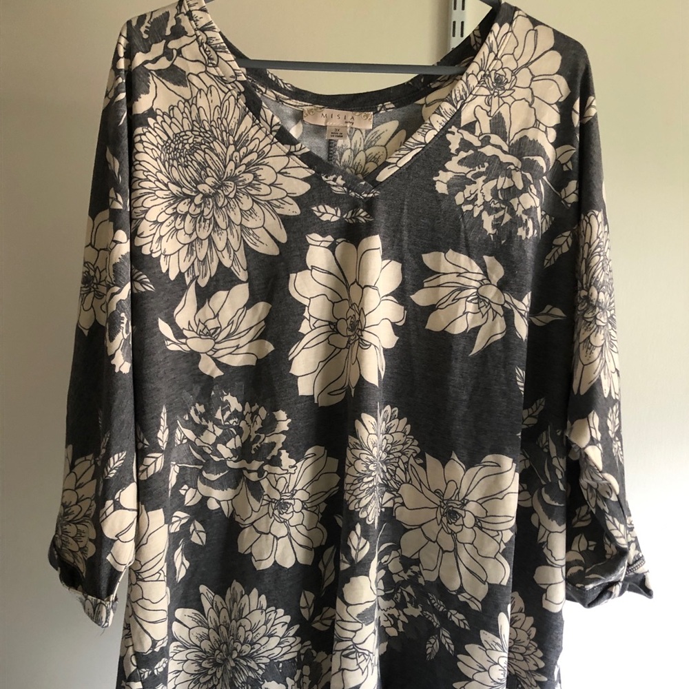 NWOT 3X Misia Curvy Gray and cream Flowered Top
